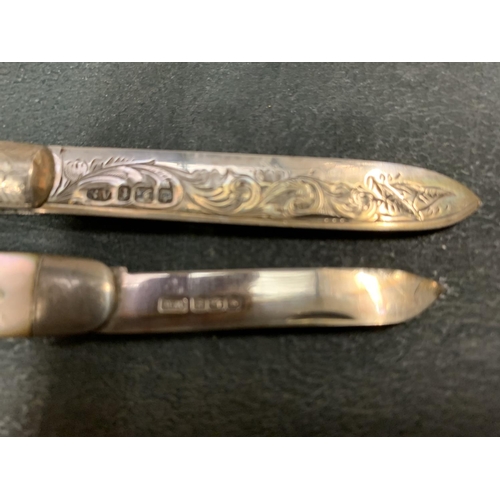 455 - A GROUP OF FOUR VINTAGE SILVER ITEMS TO INCLUDE TWO LADIES' FRUIT KNIVES