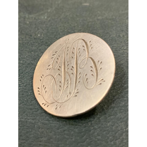 459 - A GEORGIAN JACKET BUTTON WITH ENGRAVED DETAIL