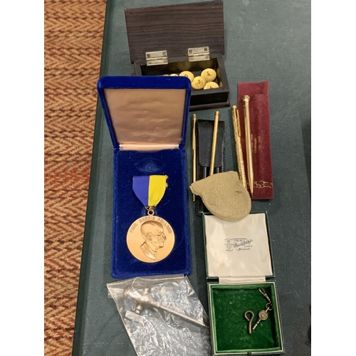 465 - VARIOUS ITEMS TO INCLUDE A BOXED MEDAL, BUTTONS, WATCH KEYS, PENS ETC