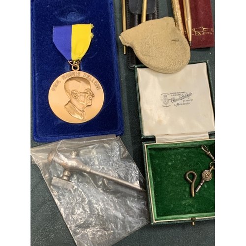 465 - VARIOUS ITEMS TO INCLUDE A BOXED MEDAL, BUTTONS, WATCH KEYS, PENS ETC