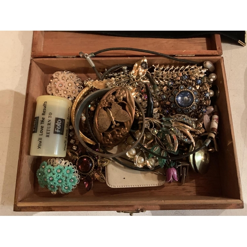 809 - A QUANTITY OF ASSORTED COSTUME JEWELLERY