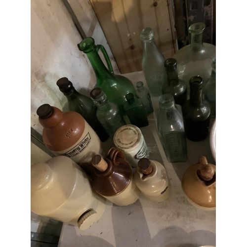 813 - A LARGE SELECTION OF VINTAGE COLOURED GLASS BOTTLES TO INCLUDE RETRO  METAL PUB TRAYS ETC