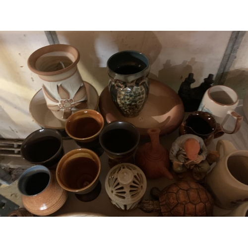 815 - A LARGE ASSORTMENT OF EARTHENWARE AND POTTERY ITEMS ETC