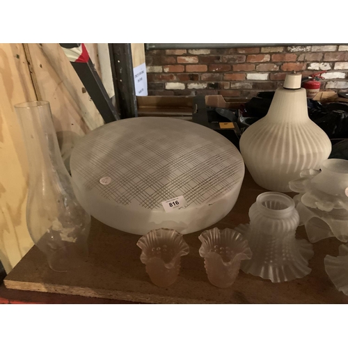 816 - AN ASSORTMENT OF GLASS LIGHT SHADES TO INCLUDE A CERAMIC WHITE LAMP AND AN OIL LAMP