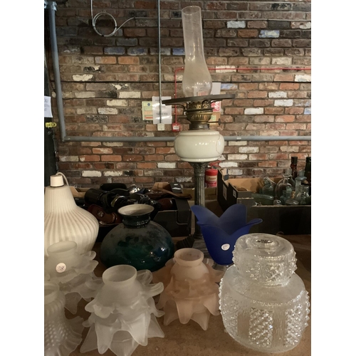 816 - AN ASSORTMENT OF GLASS LIGHT SHADES TO INCLUDE A CERAMIC WHITE LAMP AND AN OIL LAMP