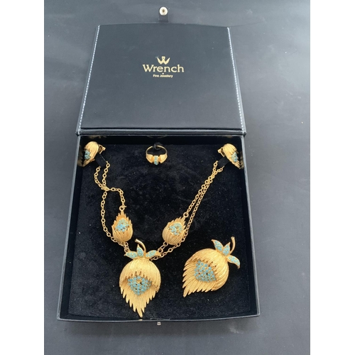 576 - A BOXED NECKLACE AND BROOCH SET