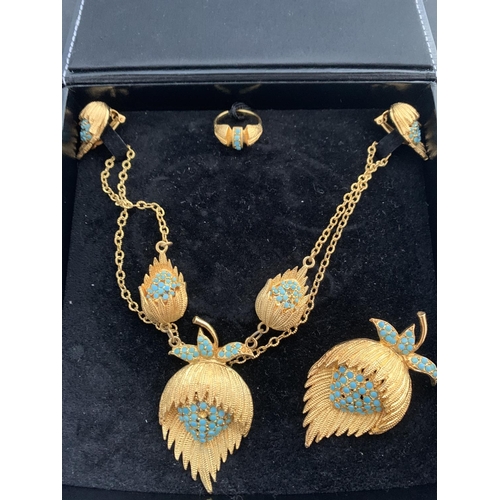 576 - A BOXED NECKLACE AND BROOCH SET