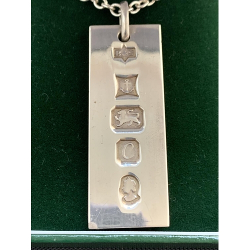 587 - A HALLMARKED SILVER 1OZ INGOT ON A CHAIN