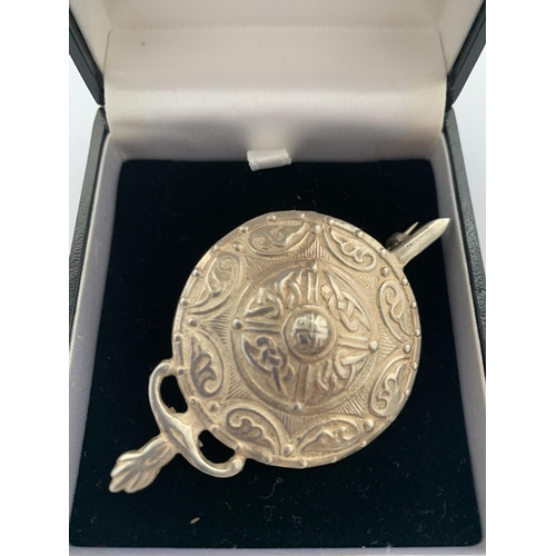 595 - A SILVER CELTIC BROOCH