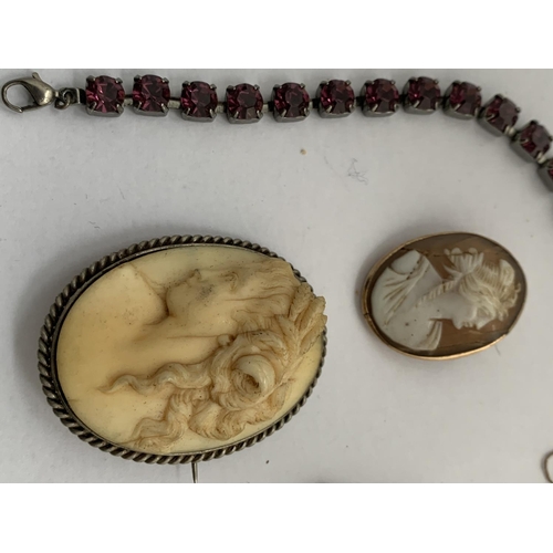 620 - VARIOUS ITEMS TO INCLUDE TWO SEED PEARL NECKLACES, A SILVER RING AND TWO BROOCHES ETC