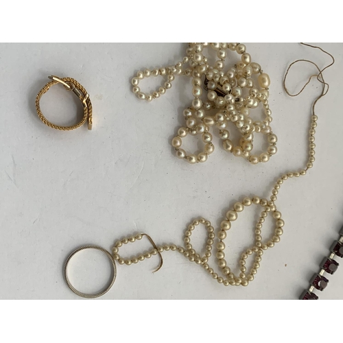 620 - VARIOUS ITEMS TO INCLUDE TWO SEED PEARL NECKLACES, A SILVER RING AND TWO BROOCHES ETC