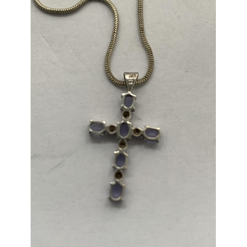 626 - A 9CT WHITE GOLD TANZANITE AND DIAMOND CROSS PENDANT WITH A WHITE METAL CHAIN (UNMARKED), APPROX TOT... 