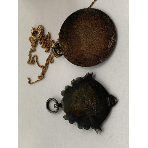 629 - A HALLMARKED SILVER CRICKET MEDAL, AN ENAMEL DARTS MEDAL AND A YELLOW METAL NECKLACE