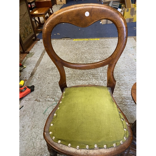 275 - A VINTAGE UPHOLSTERED BENTWOOD CHAIR AND A WOODEN STAND WITH WHITE CERAMIC JARDINERE