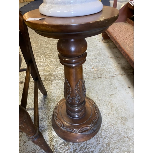 275 - A VINTAGE UPHOLSTERED BENTWOOD CHAIR AND A WOODEN STAND WITH WHITE CERAMIC JARDINERE