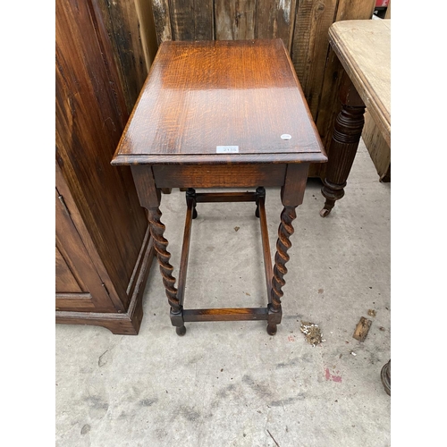 2135 - AN EARLY 20TH CENTURY OAK OCCASIONAL TABLE ON BARLEY TWIST SUPPORTS