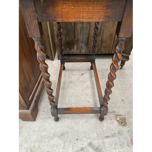 2135 - AN EARLY 20TH CENTURY OAK OCCASIONAL TABLE ON BARLEY TWIST SUPPORTS