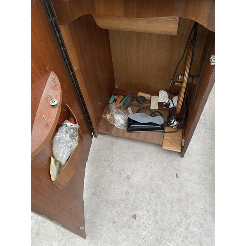 2141 - A VINTAGE SINGER SEWING MACHINE IN A WALNUT CABINET