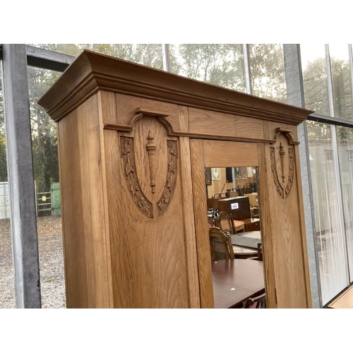 1812 - AN EARLY 20TH CENTURY LIGHT OAK MIRROR-DOOR WARDROBE WITH DRAWER TO BASE, 47