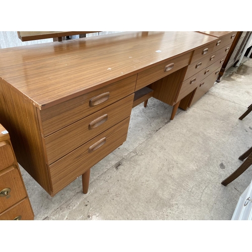 1815 - A MATCHING SCHREIBER DRESSING TABLE AND CHEST OF FIVE DRAWERS