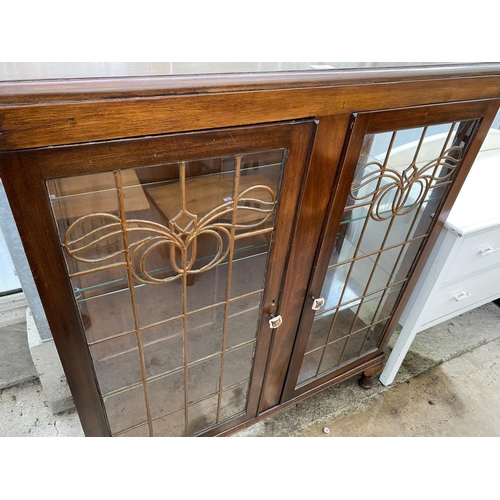 1816 - AN EARLY 20TH CENTURY OAK GLAZED AND LEADED DISPLAY CABINET ON CABRIOLE LEGS, 39