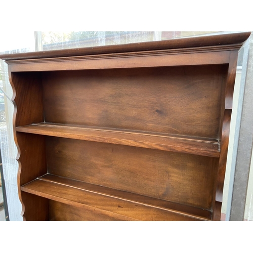 1818 - A MID 20TH CENTURY MAHOGANY DRESSER WITH CUPBOARD AND DRAWERS TO BASE, COMPLETE WITH PLATE RACK, 38.... 