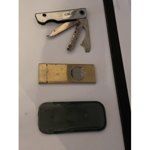 516 - A GOLD PLATED CIGAR CUTTER AND KNIFE