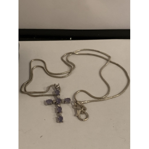 521 - A 9CT WHITE GOLD TANZANITE AND DIAMOND CROSS PENDANT WITH A WHITE METAL CHAIN (UNMARKED), APPROX TOT... 