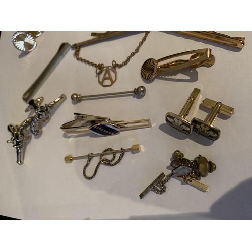 530 - A LINKS AND CLIPS OVAL CASE CONTAINING VARIOUS TIE PINS, CLIPS AND CUFF LINKS