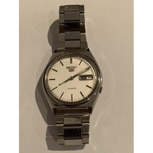 541 - A SEIKO 5 AUTOMATIC WRIST WATCH IN WORKING ORDER