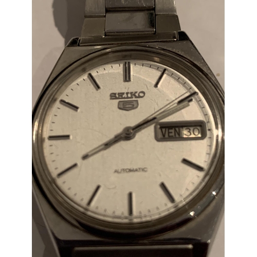 541 - A SEIKO 5 AUTOMATIC WRIST WATCH IN WORKING ORDER