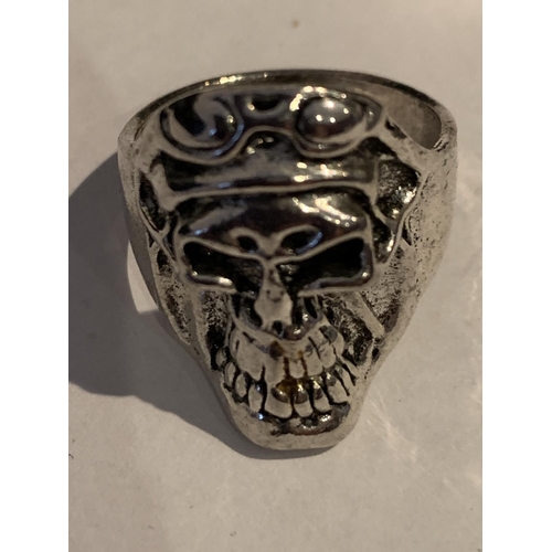 542 - A WHITE METAL SKULL DESIGN RING