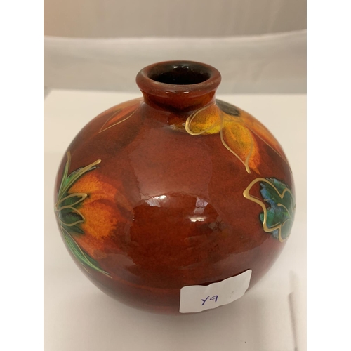 717 - AN ANITA HARRIS SIGNED AND HAND PAINTED SUNFLOWER VASE