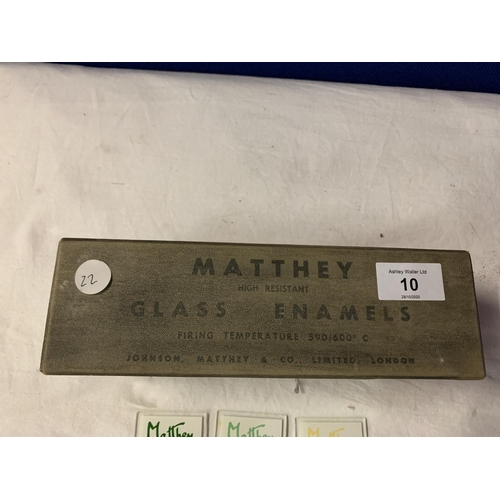 10 - A VINTAGE BOX CONTAINING MATTHEY GLASS ENAMEL SAMPLES