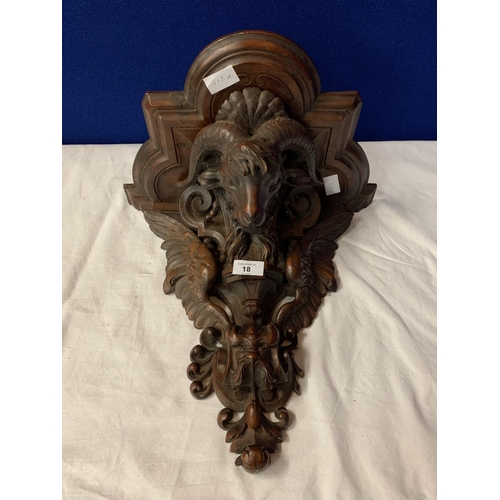 18 - A CARVED WOODEN WALL SCONCE DEPICTING A RAM'S HEAD AND EAGLE WINGS (A/F TO SIDE)