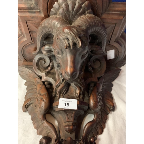 18 - A CARVED WOODEN WALL SCONCE DEPICTING A RAM'S HEAD AND EAGLE WINGS (A/F TO SIDE)