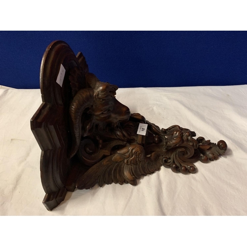 18 - A CARVED WOODEN WALL SCONCE DEPICTING A RAM'S HEAD AND EAGLE WINGS (A/F TO SIDE)