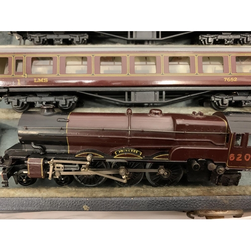 201 - A TRIX TWIN RAILWAY BY BASSETT LOWKE OO GAUGE TRAIN SET COMPRISING OF AN ELECTRIC POWERED 4-6-2 PRIN... 