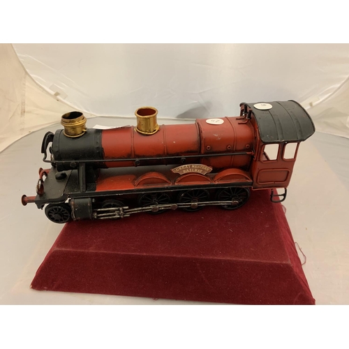 207 - A RED TINPLATE MODEL OF A 'GREAT WESTERN RAILWAY' TRAIN