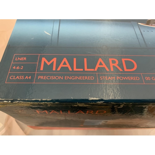 210 - AN AS NEW AND BOXED 00 GAUGE HORNBY LIVE STEAM MALLARD SET