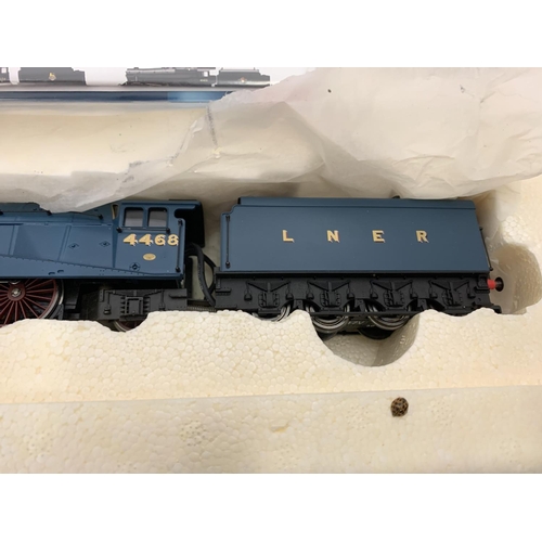 210 - AN AS NEW AND BOXED 00 GAUGE HORNBY LIVE STEAM MALLARD SET