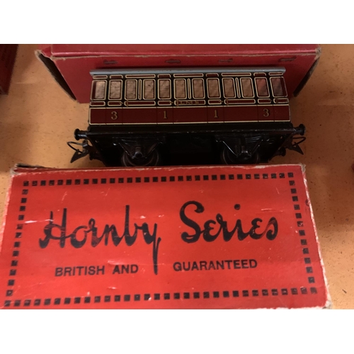 212 - A COLLECTION OF FOUR HORNBY MODEL TRAIN PASSENGER CARRIAGES