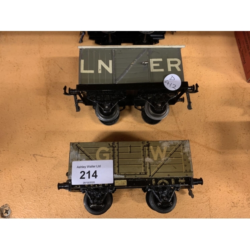 214 - A COLLECTION OF MODEL TRAIN CARRIAGES TO INCLUDE A PULLMAN PASSANGER CARRIAGE ETC