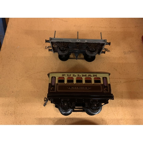 214 - A COLLECTION OF MODEL TRAIN CARRIAGES TO INCLUDE A PULLMAN PASSANGER CARRIAGE ETC