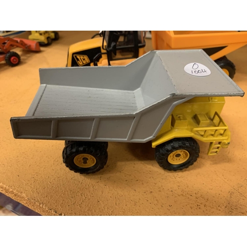 239 - A PAIR OF DUMPER TRUCKS TO INCLUDE A JCB