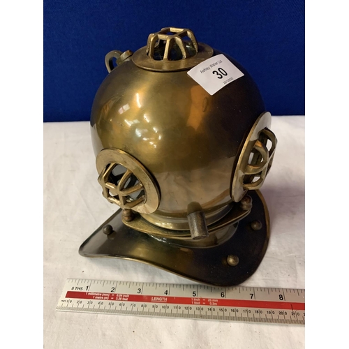 30 - A SMALL METAL DIVERS HELMET ORNAMENT