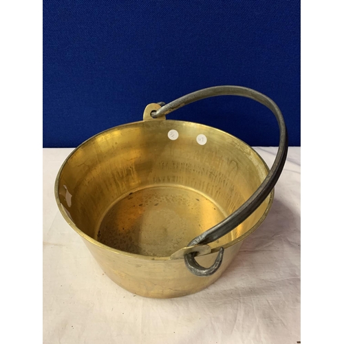 38 - A HEAVY BRASS PRESERVE PAN