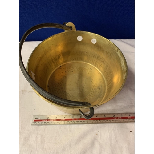 38 - A HEAVY BRASS PRESERVE PAN