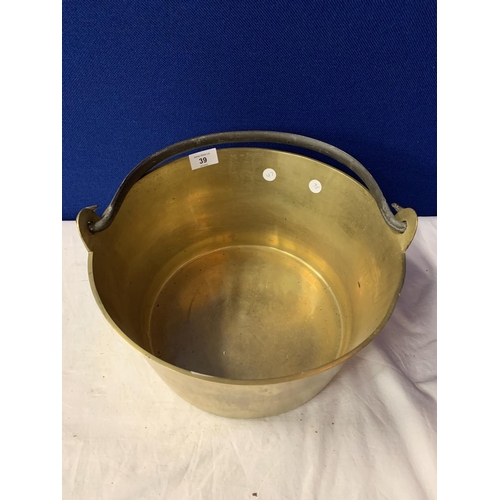 39 - A LARGE HEAVY BRASS JAM PAN