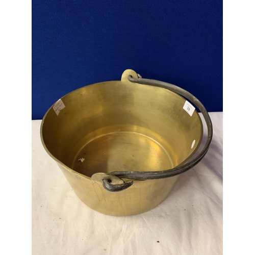 39 - A LARGE HEAVY BRASS JAM PAN